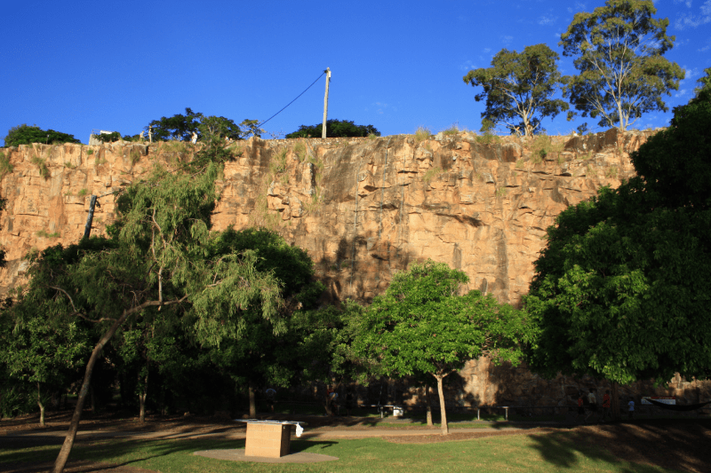 Rotswand voor klimmers bij Kangaroo Point