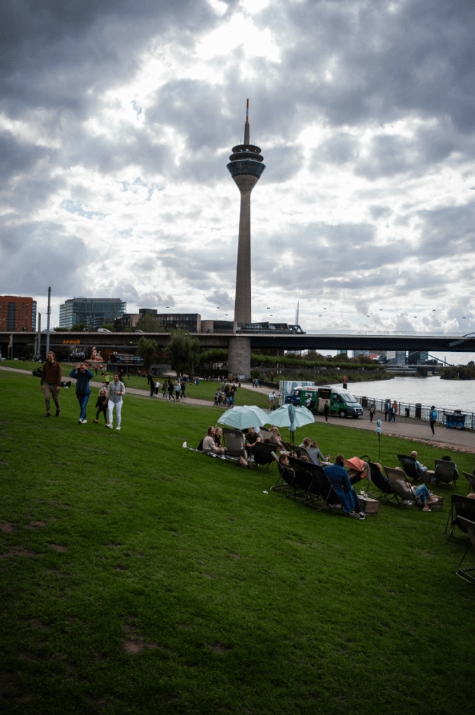 Stadtstrand met uitzicht over de Rijn in Düsseldorf