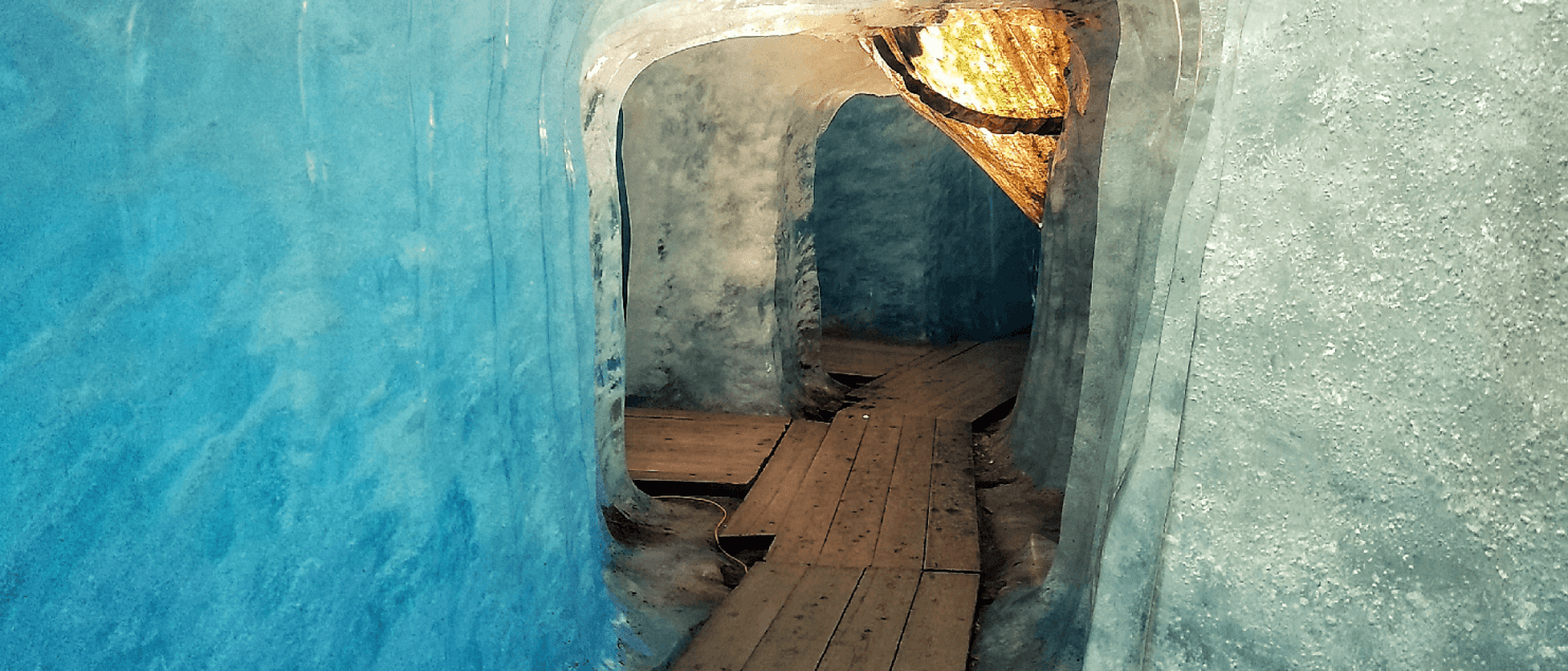 Ijsgrot in zwitserland rhonegletsjer