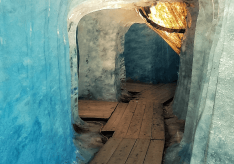 Ijsgrot in zwitserland rhonegletsjer