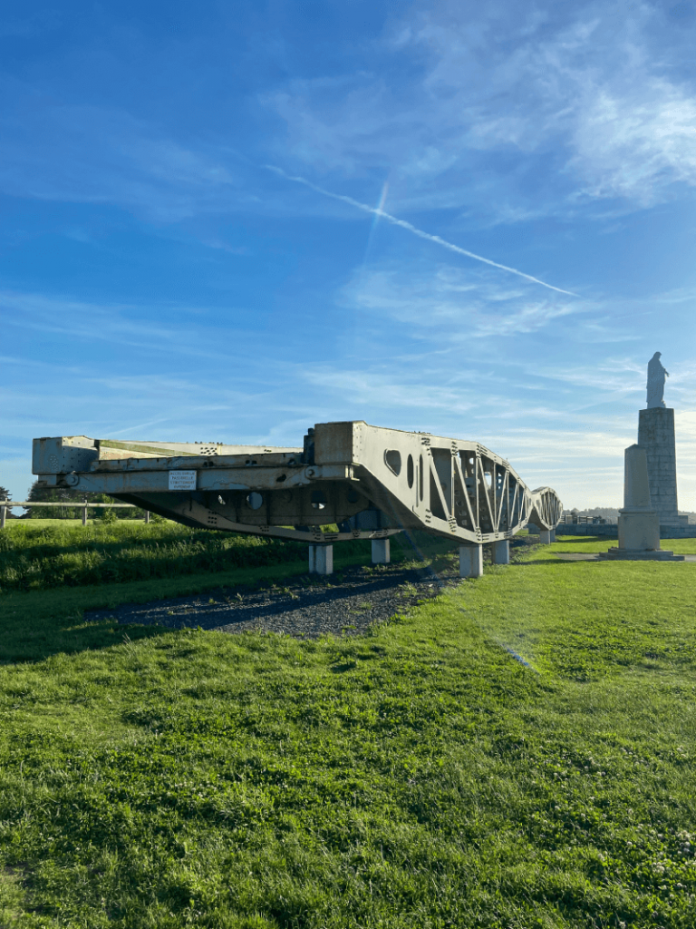 Standbeeld voor ingenieurs bij Arromanches in Normandië