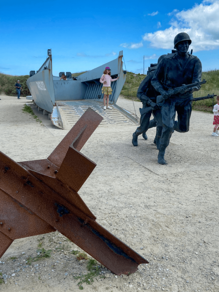 Utah Beach bootjes en monument soldaten