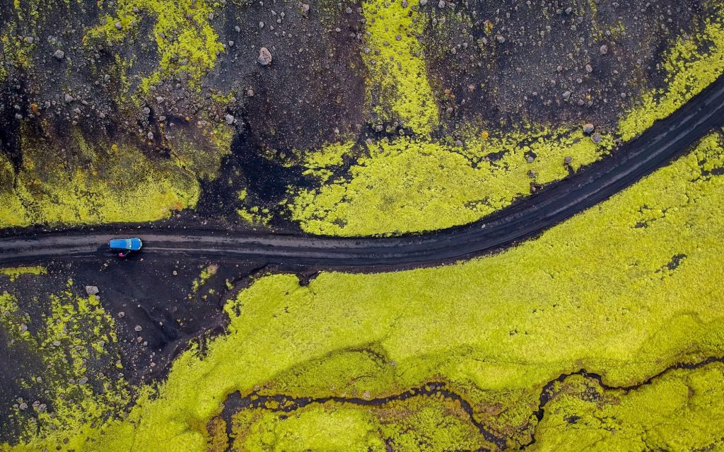 De ultieme rondreis door IJsland Top down shot ijsland van auto op onverharde weg