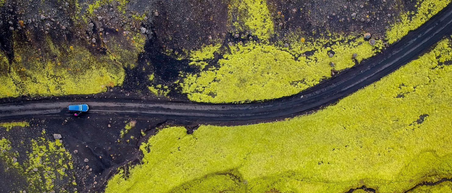 Top down shot ijsland van auto op onverharde weg