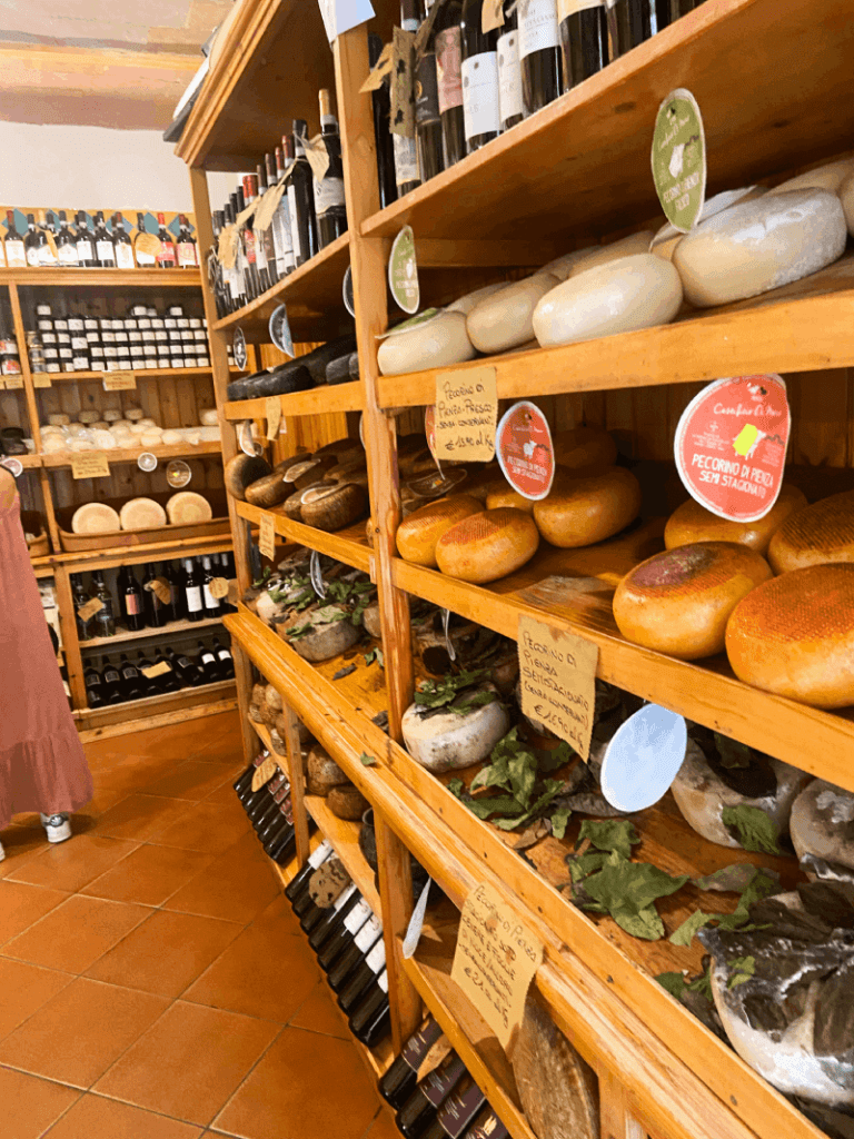 Kaaswinkel in Pienza met Pecorino