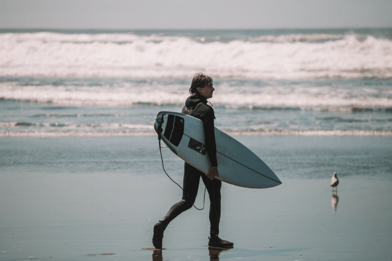 Surfer op het strand
