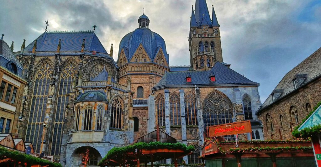 Kerstmarkt-Aken-uitzicht -op-de-dom