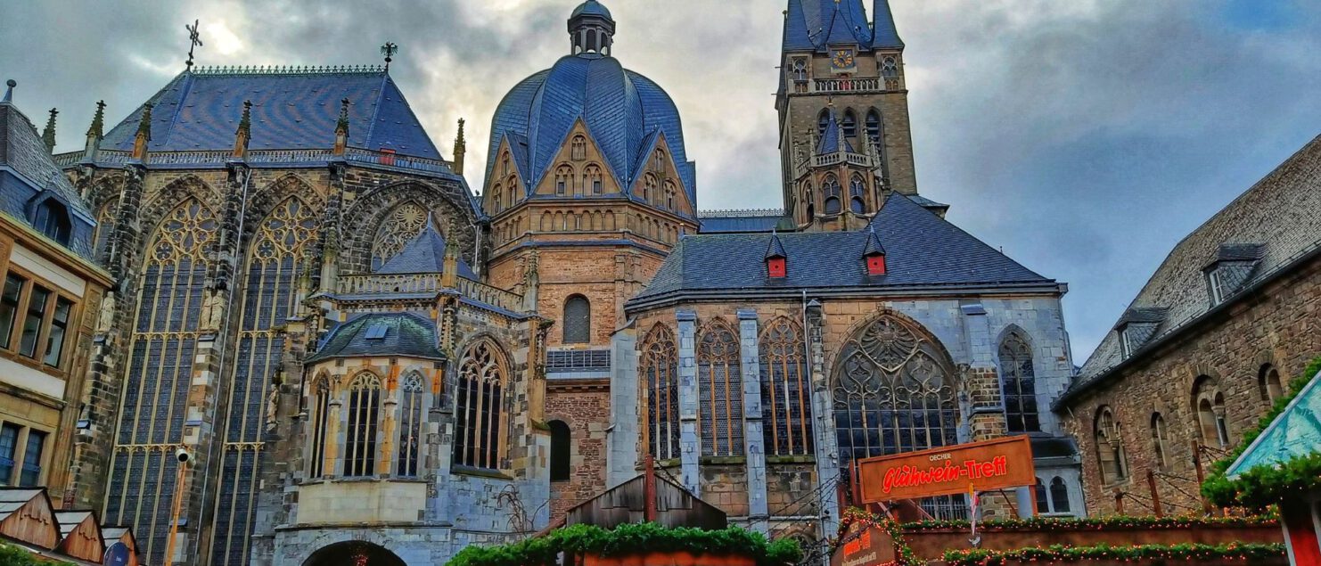 Kerstmarkt-Aken-uitzicht -op-de-dom