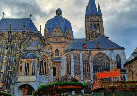 Kerstmarkt-Aken-uitzicht -op-de-dom