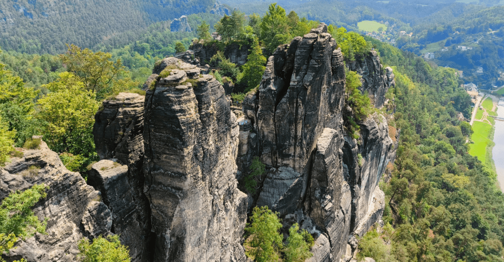 De Saksische Schweiz: ontdek dit prachtige natuurgebied in Oost-Duitsland De Saksische Schweiz rotsen in Oost-Duitsland